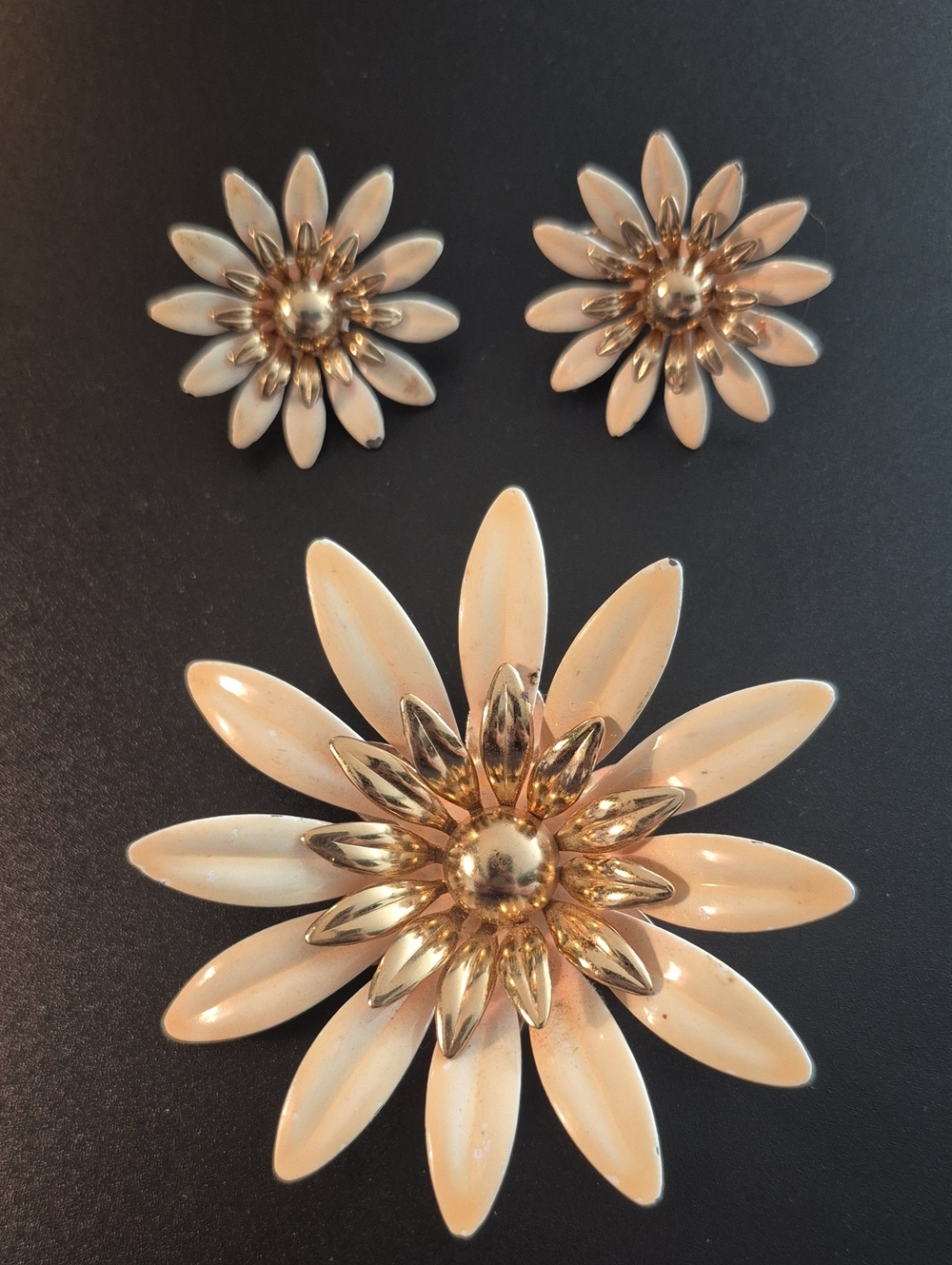 Sarah Coventry Cream Enamel Large Flower Brooch & Earring Set